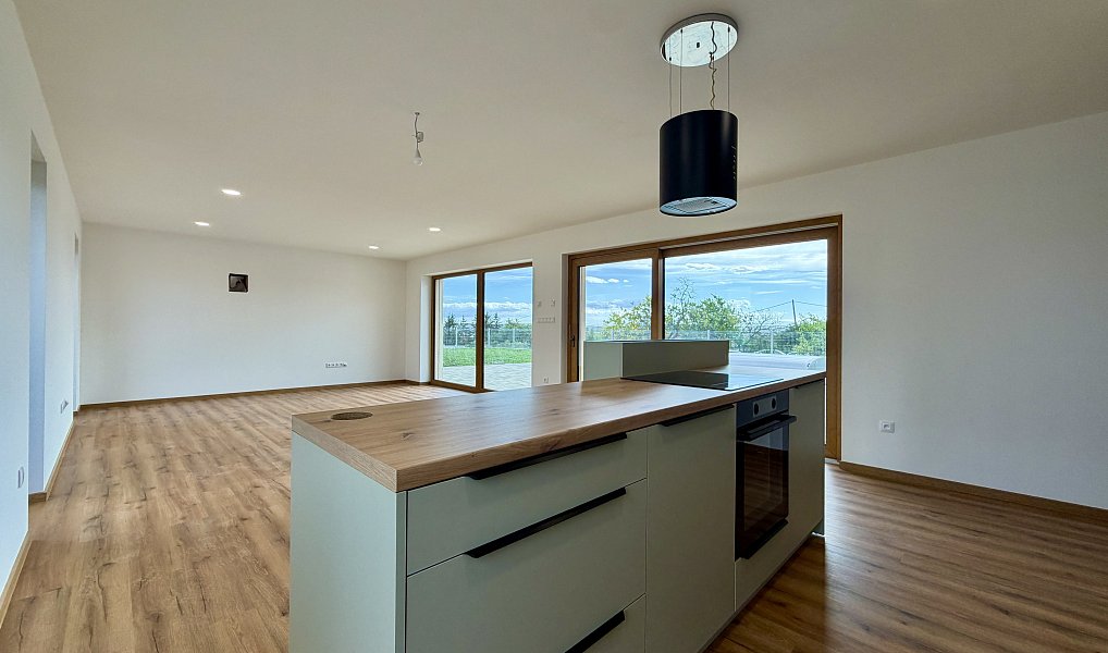 Prodej domu 175 m² s pozemkem 800 m², Vrbovec – náhled fotky 8
