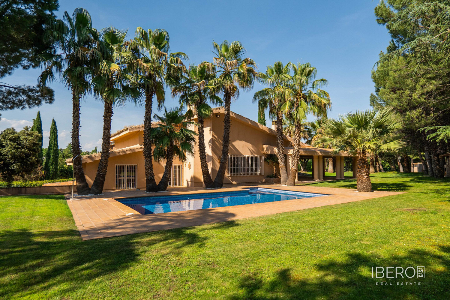 Prodej domu 734 m² s pozemkem 2 414 m²