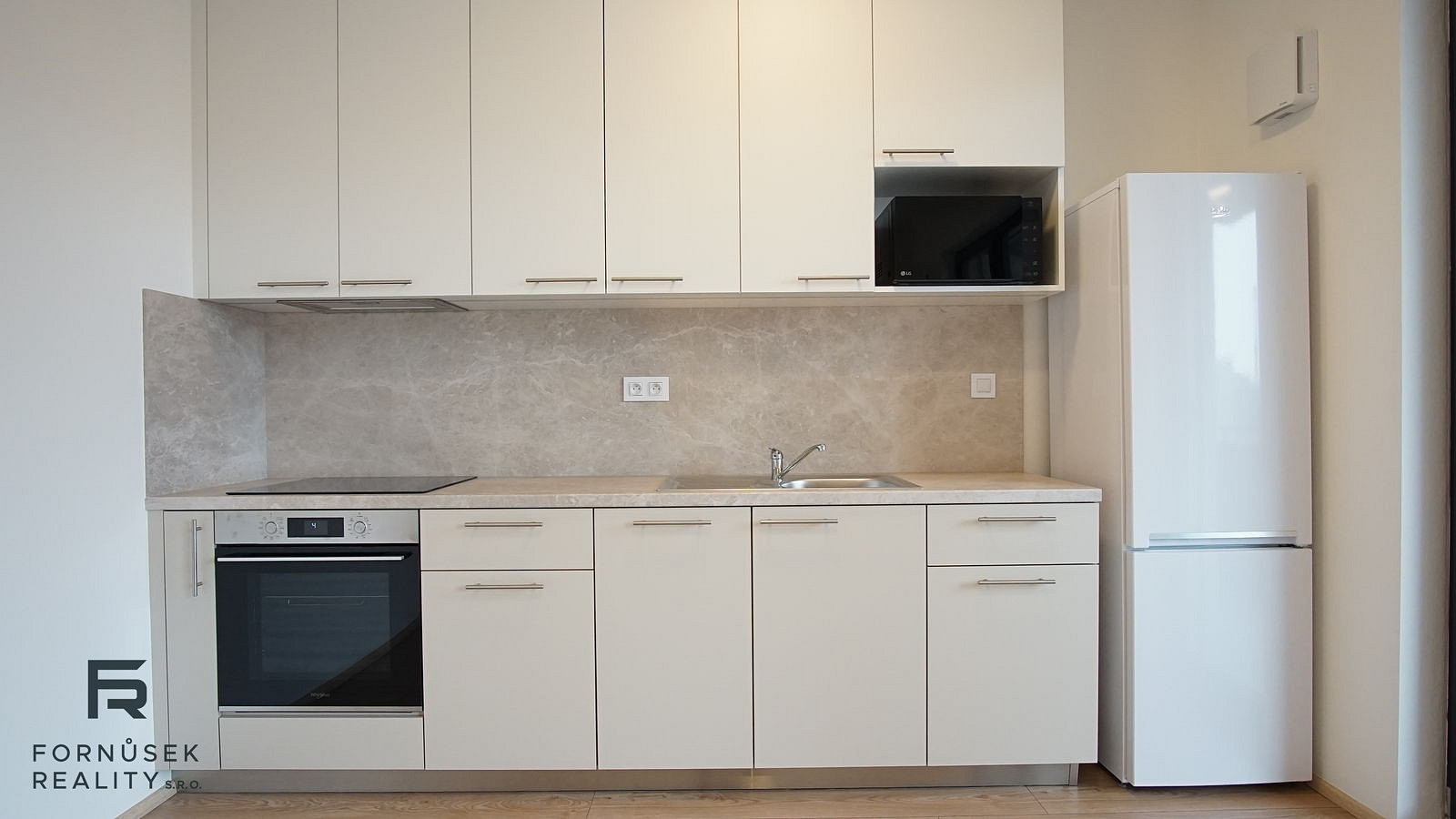 Pronájem bytu 1+kk 37 m² – pohled 2