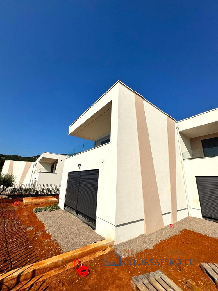 Pronájem domu 214 m² s pozemkem 214 m² – pohled 2
