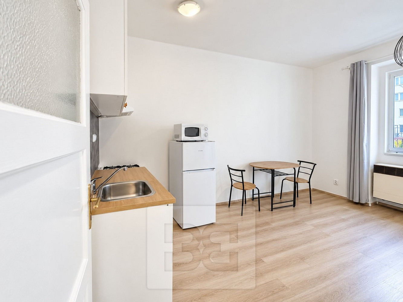 Pronájem bytu 1+kk 27 m² – fotografie 4