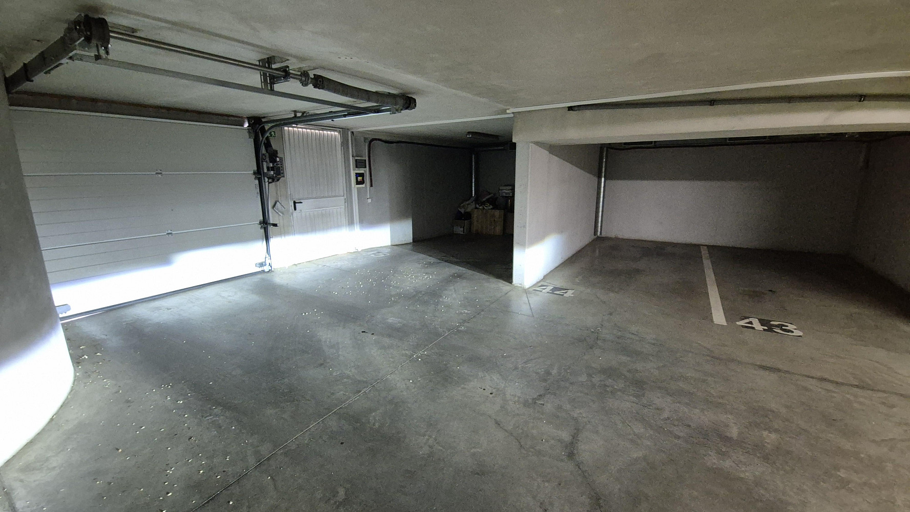 Pronájem garážového stání 13 m² – 500 m na metro, praha 9