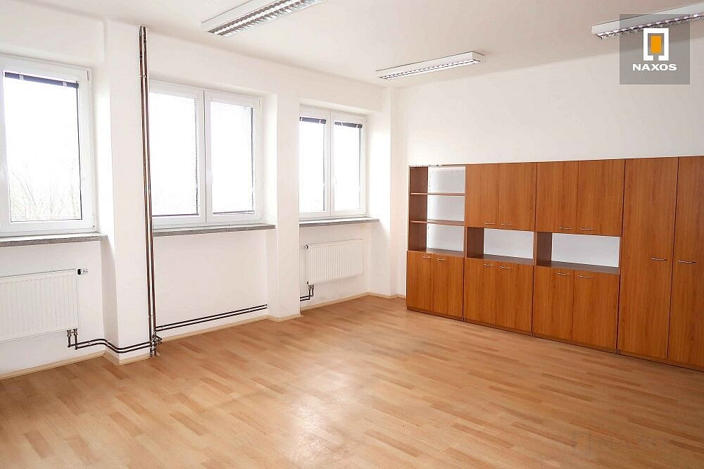 Pronájem kanceláře 600 m² – fotografie 4