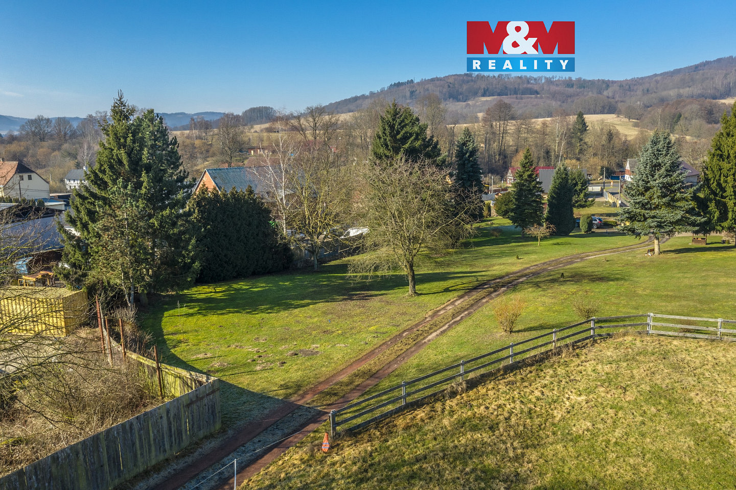 Prodej stavebního pozemku 1 698 m²