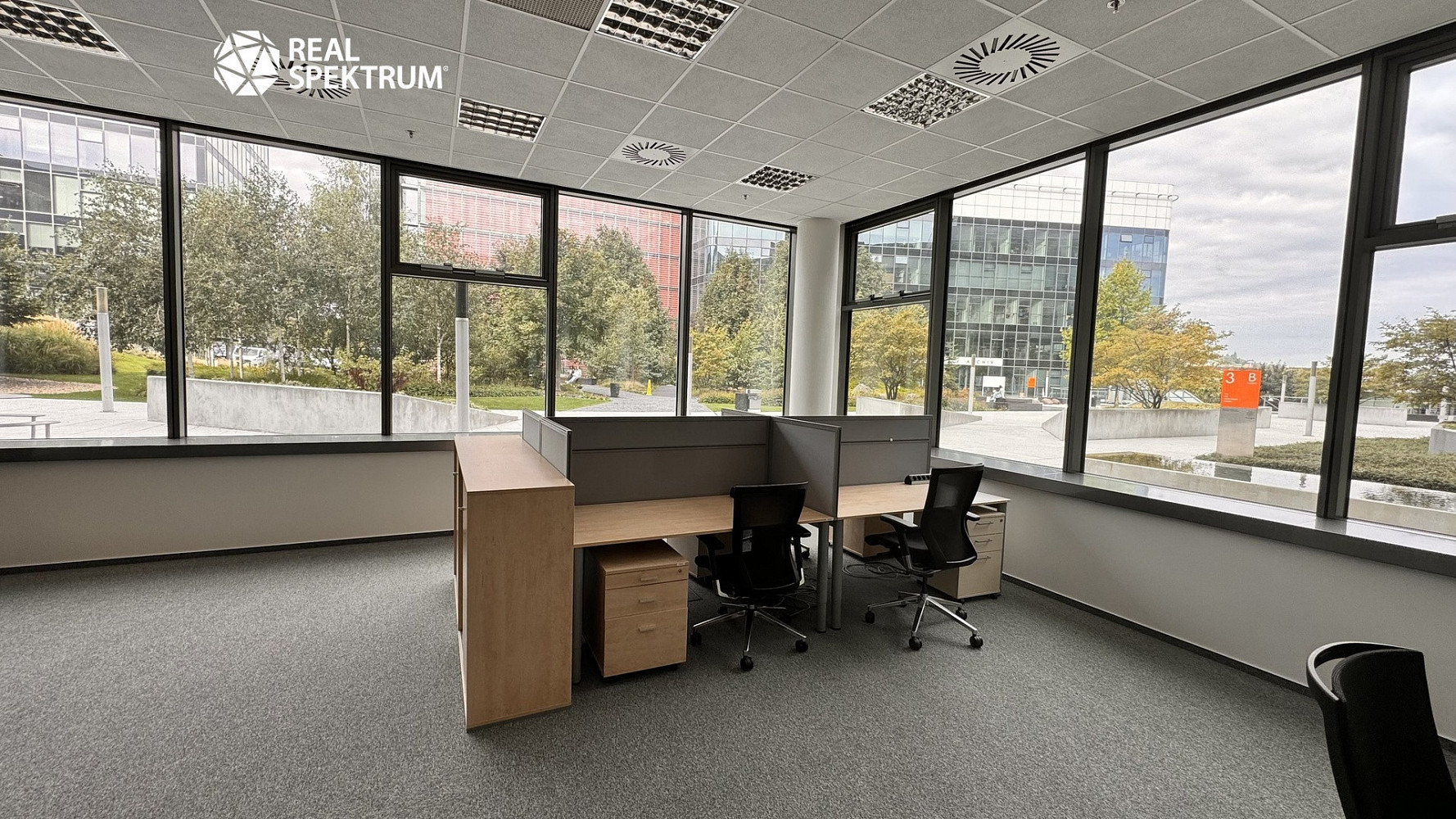 Pronájem kanceláře 552 m²