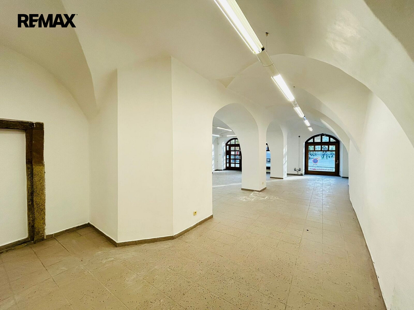 Pronájem obchodních prostor 300 m² – fotografie 4