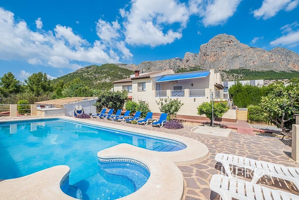 Prodej domu 350 m² s pozemkem 3 900 m²