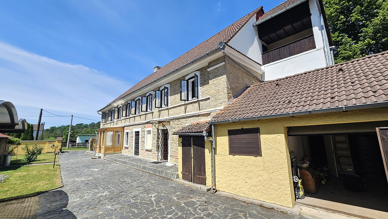 Prodej domu 460 m² s pozemkem 2 838 m² – pohled 3