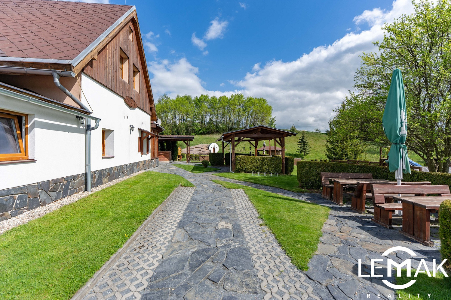 Prodej ubytovacího objektu 300 m² – fotografie 5