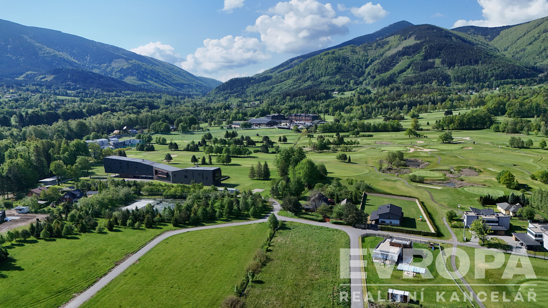 Prodej stavebního pozemku 2 266 m² – fotografie 2