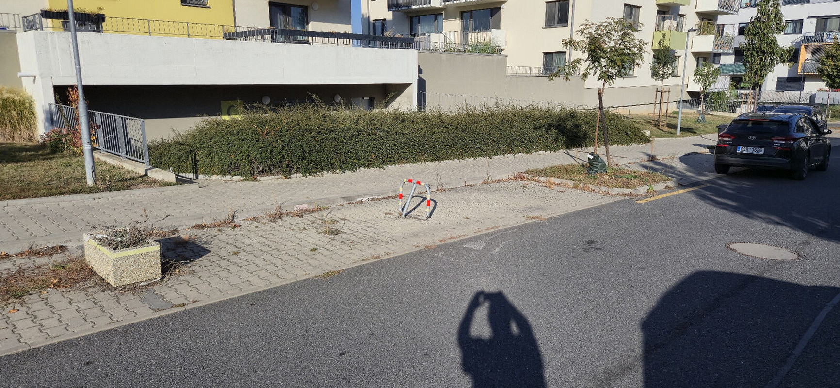 Prodej venkovního parkovacího stání se sklopnou zábranou - T. G. Masaryka/Horoměřice – fotografie 2