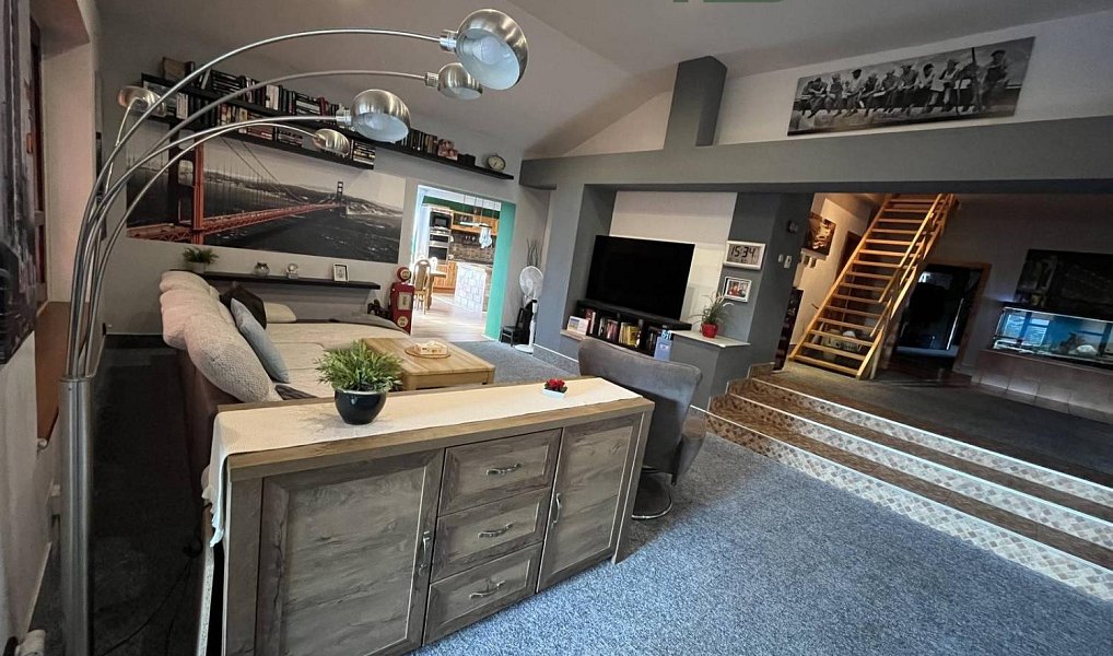 Prodej domu 573 m² s pozemkem 1 944 m², Holice – náhled fotky 2
