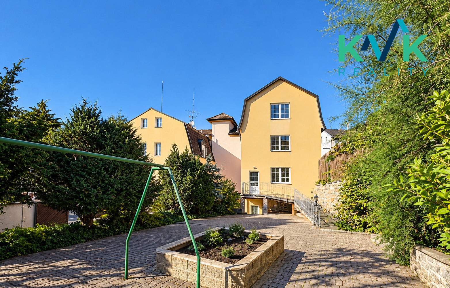 Prodej nájemního domu, činžáku 1 127 m² – fotografie 2
