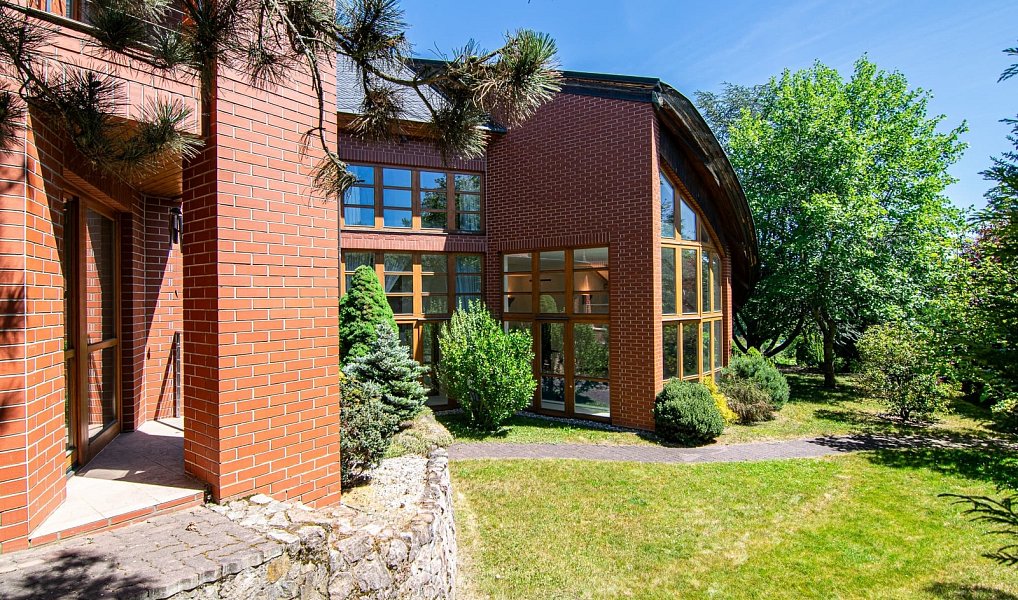 Prodej domu 560 m² s pozemkem 2 497 m², Černošice – náhled fotky 2