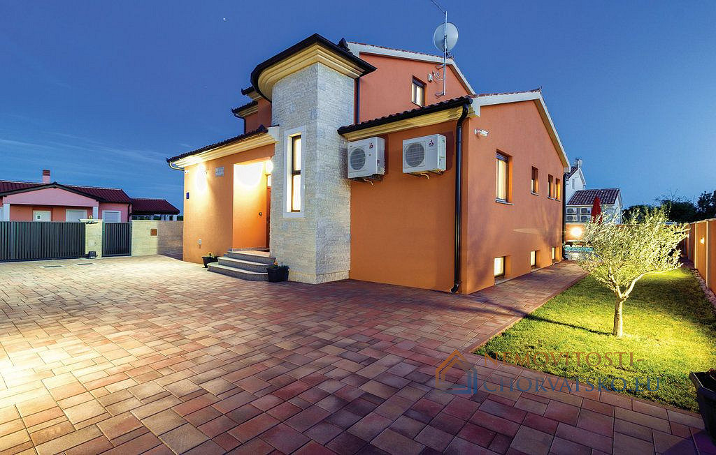 Prodej domu 337 m² s pozemkem 550 m² - Prikaz 3