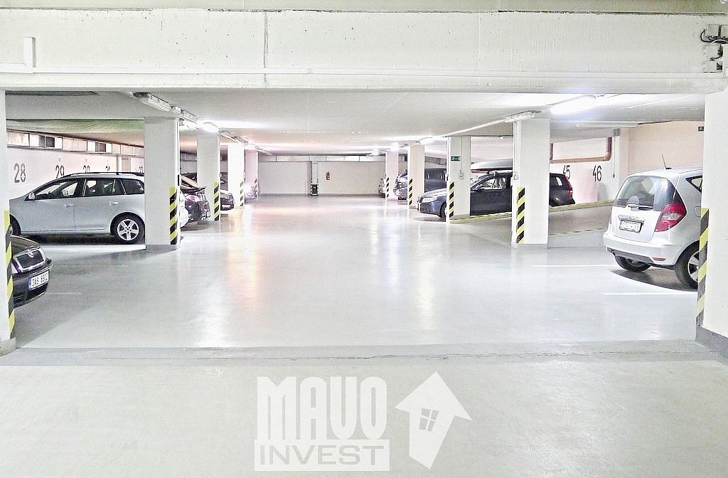 Garážové stání 11m2 u metra Vysočanská