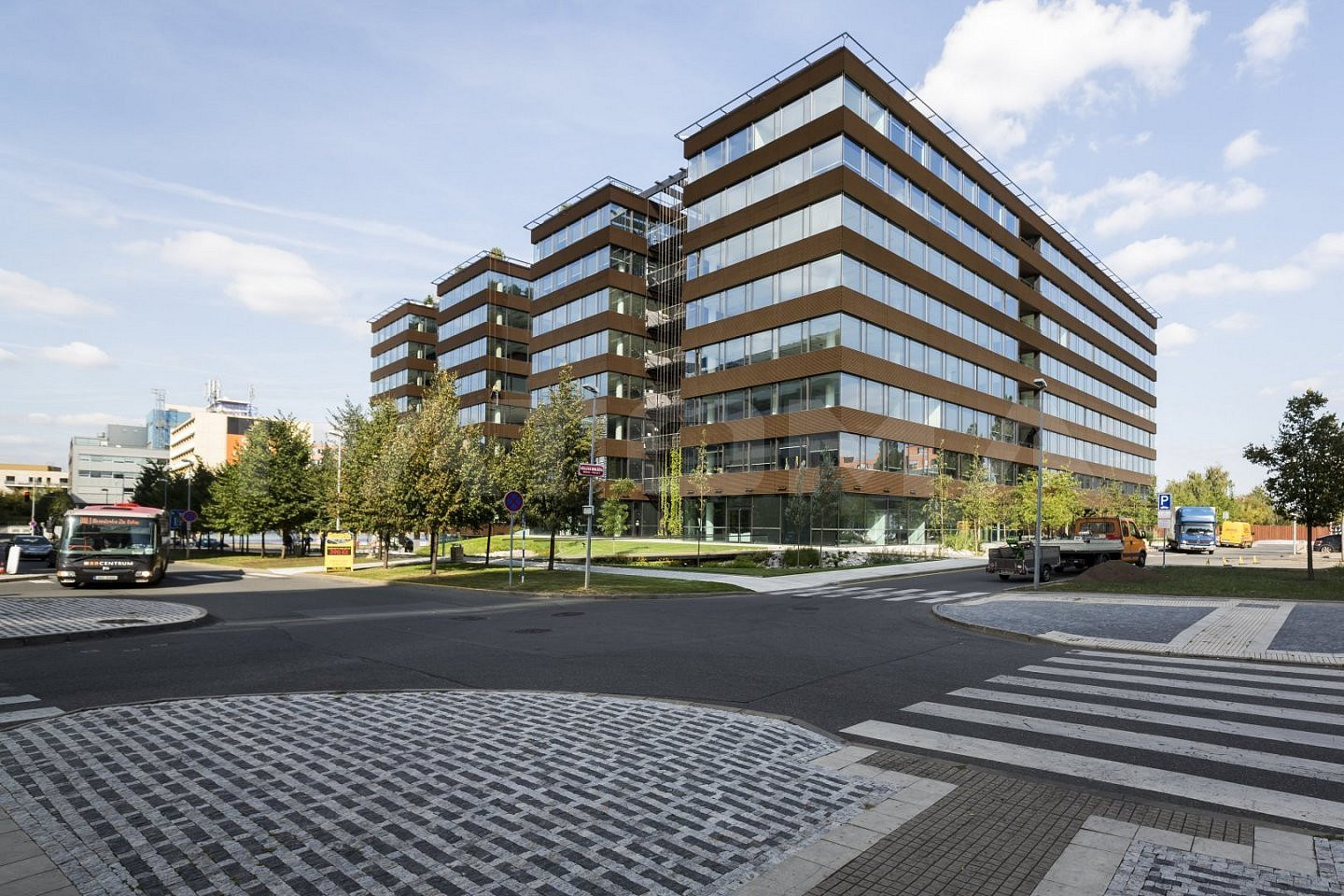 Pronájem kanceláře 600 m²