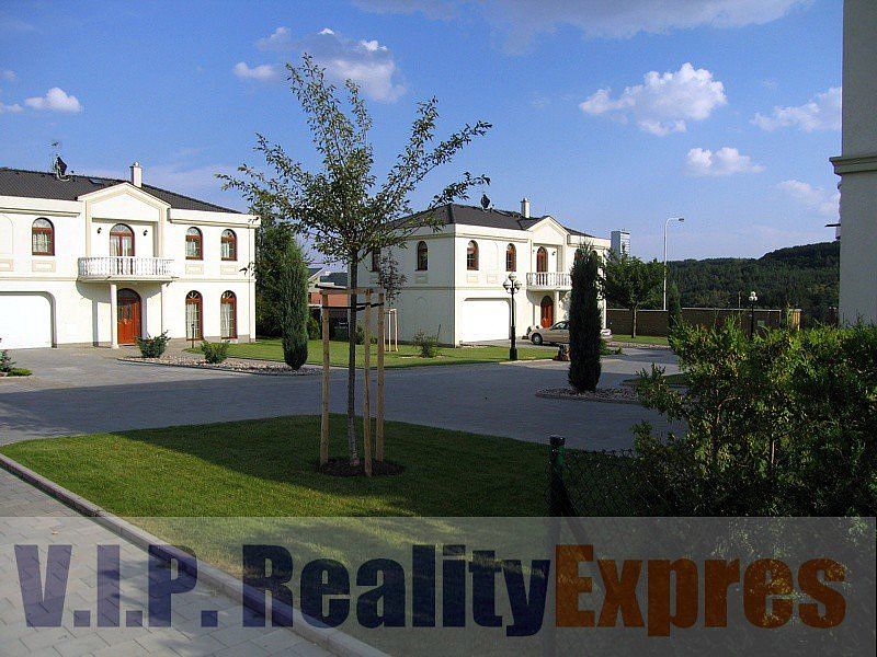 Pronájem domu 270 m² s pozemkem 550 m² – fotografie 2