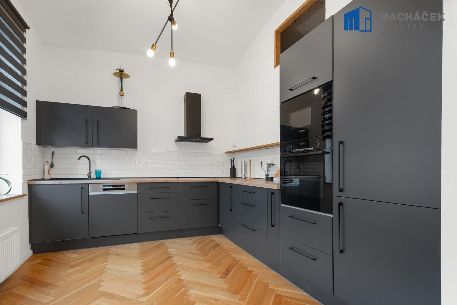 Prodej domu 700 m² s pozemkem 421 m² – fotografie 2