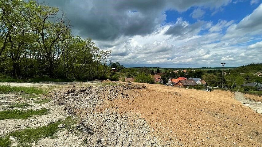 Prodej stavebního pozemku 817 m² – pohled 3