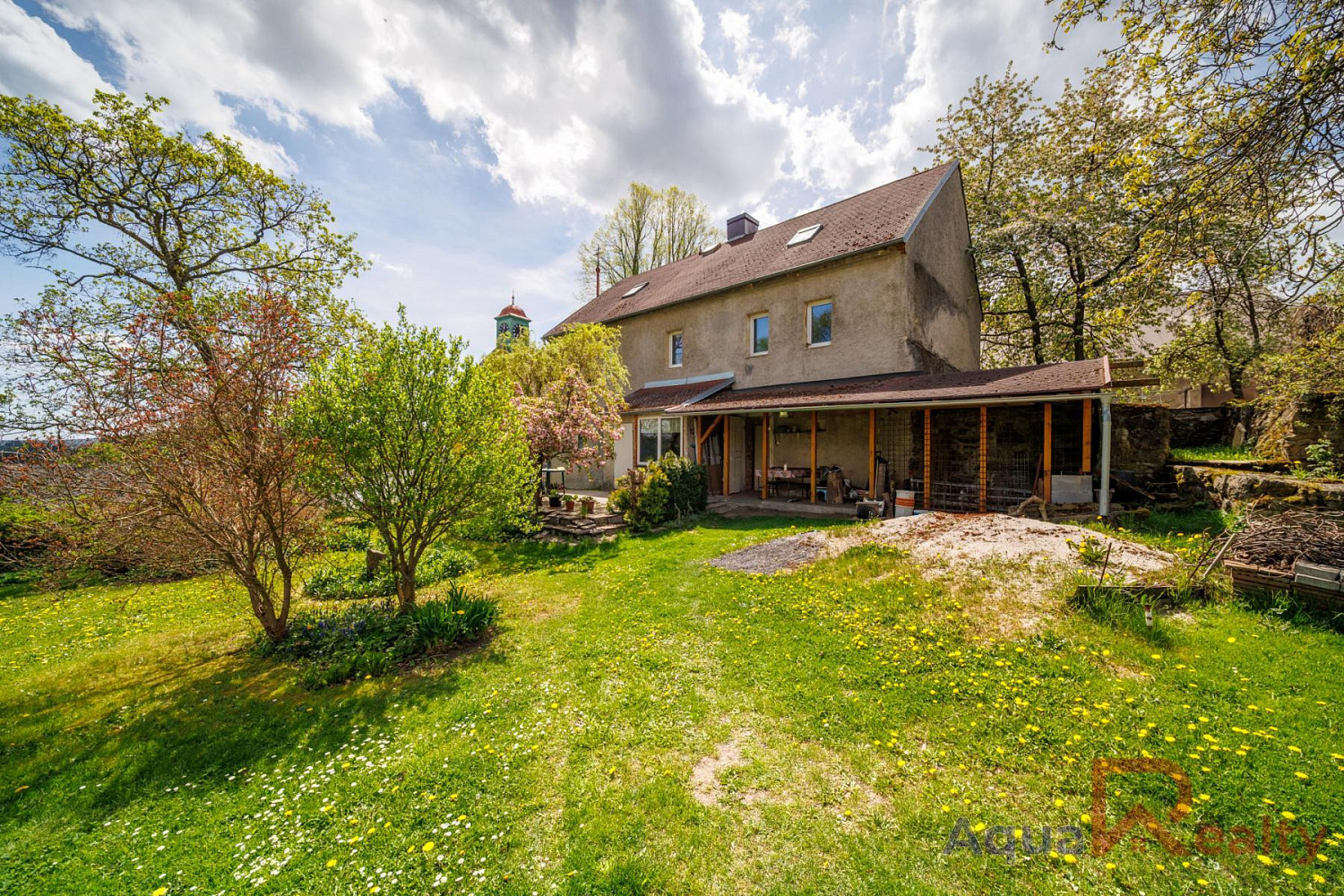 Prodej domu 330 m² s pozemkem 1 180 m²