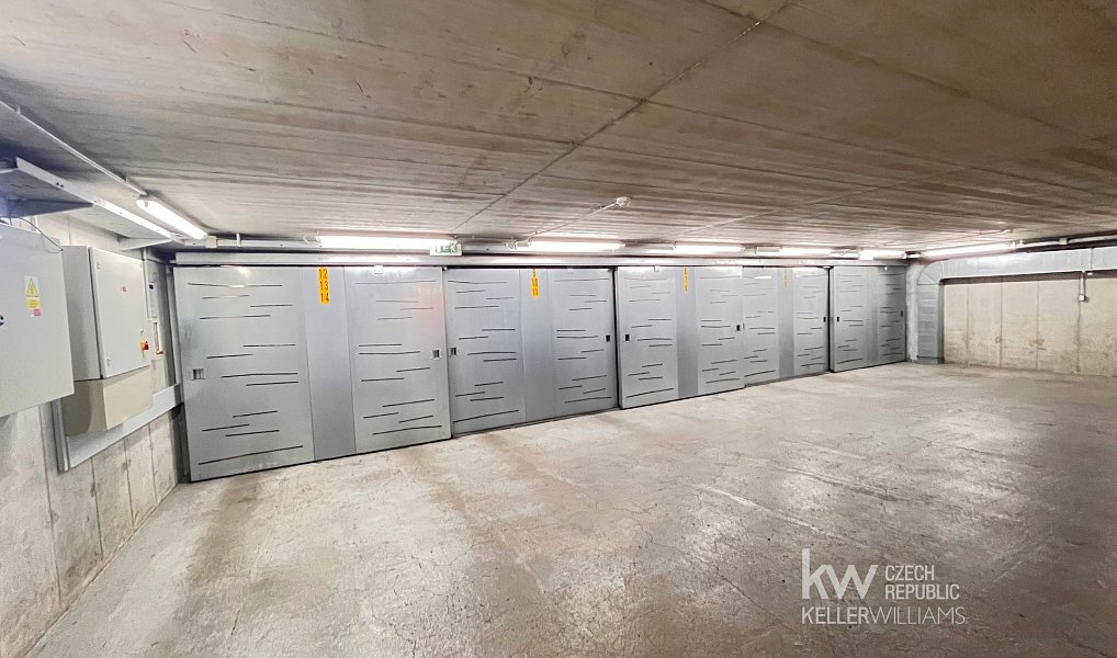 Pronájem garážového stání 11 m2, Praha – náhled fotky 16