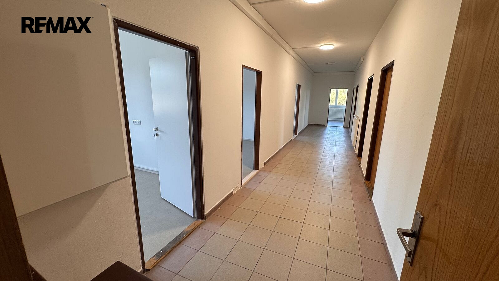 Pronájem kanceláře 16 m² – fotografie 2
