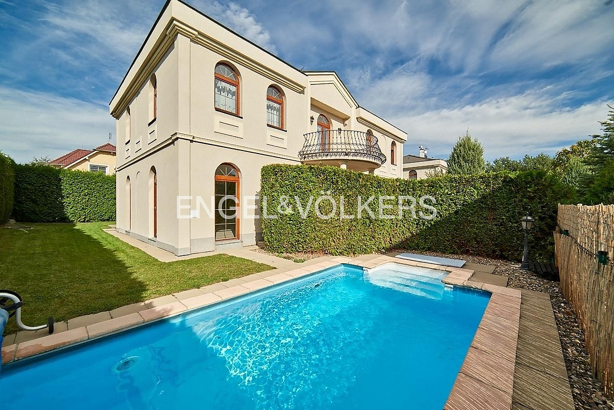 Pronájem domu 243 m² s pozemkem 718 m²