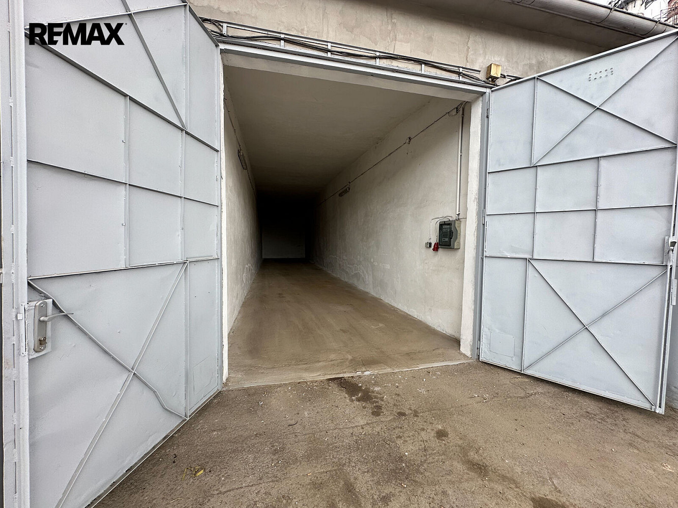 Pronájem prostorné garáže, 69 m2, Praha- Vinoř