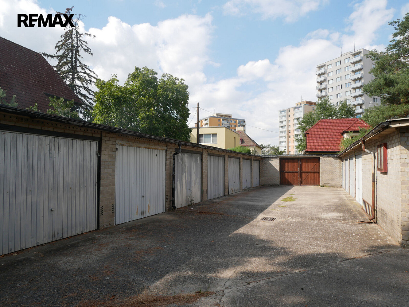 Zděná garáž 20 m2 v uzamykatelném objektu samostatných garáží na lukrativním místě Prahy Braníku – fotografie 2
