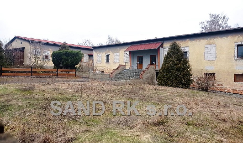 Velká zpevněná plocha (k chráněnému parkování), Horšovský Týn – náhled fotky 5