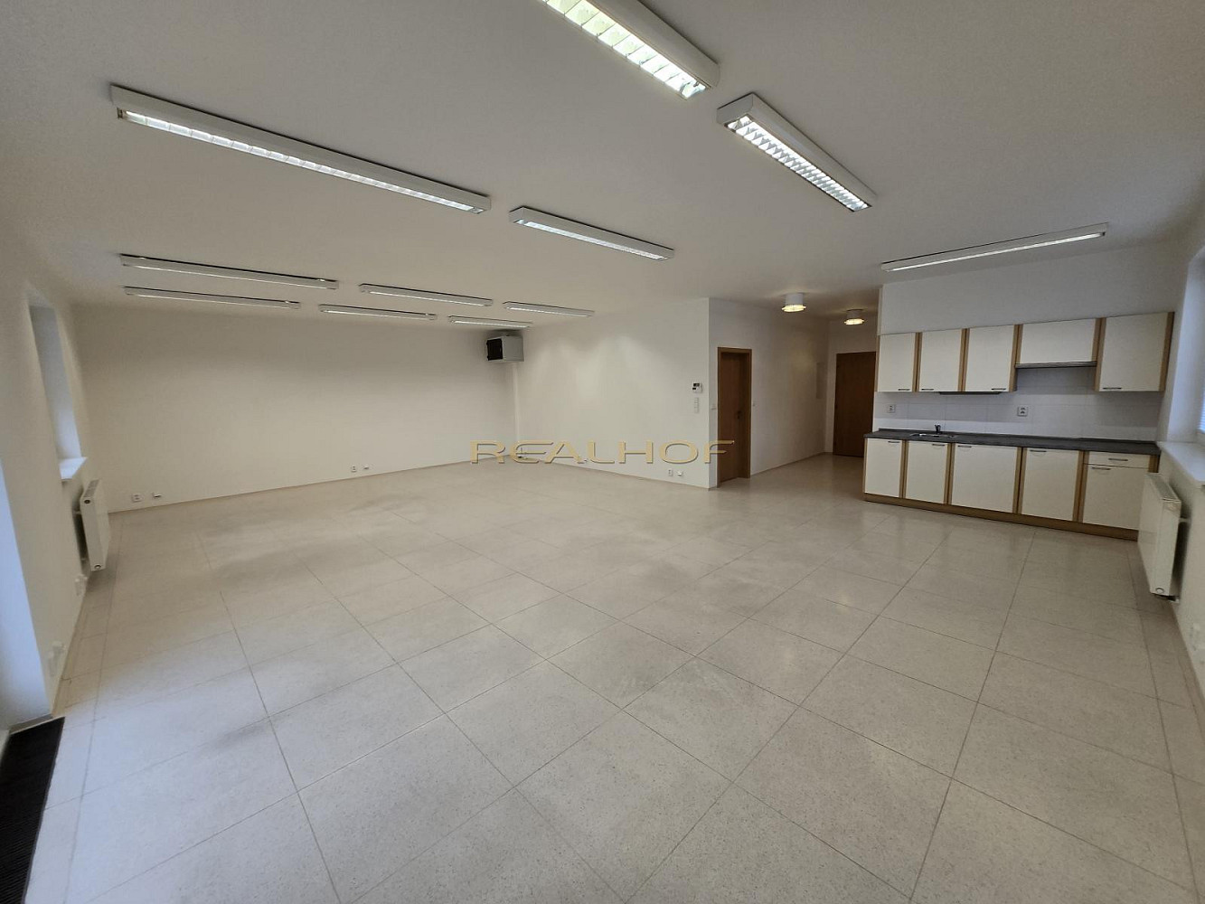 Pronájem kanceláře 76 m² – fotografie 2