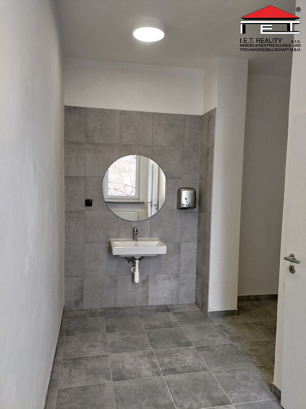 Pronájem kanceláře 380 m² – fotografie 5