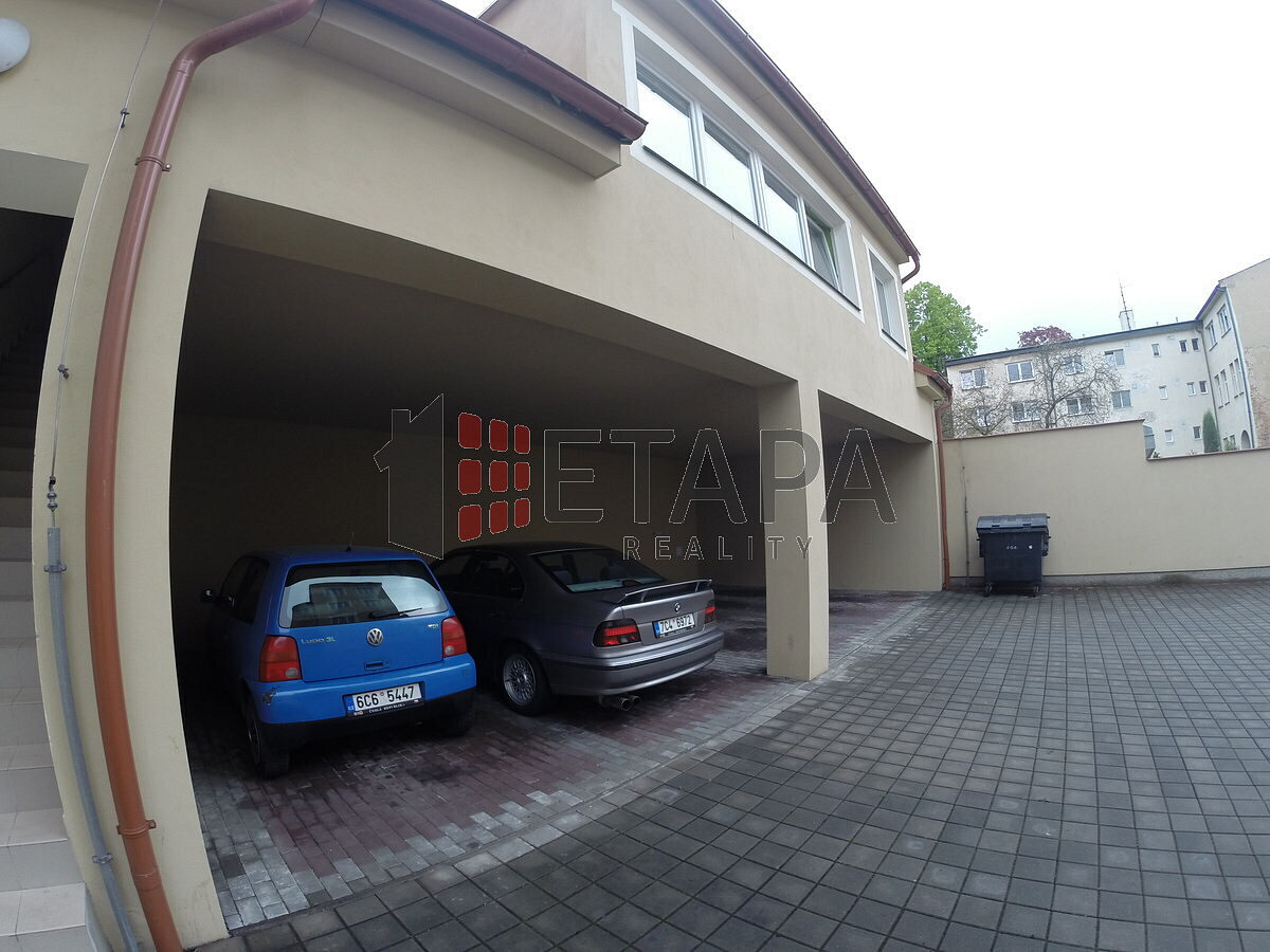 Pronájem zabezpečeného krytého parkovacího stání ve skuherského ul. v českých budějovicích — photo 3
