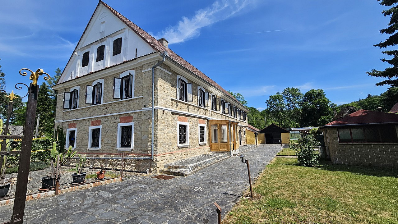 Prodej domu 460 m² s pozemkem 2 838 m² – pohled 2