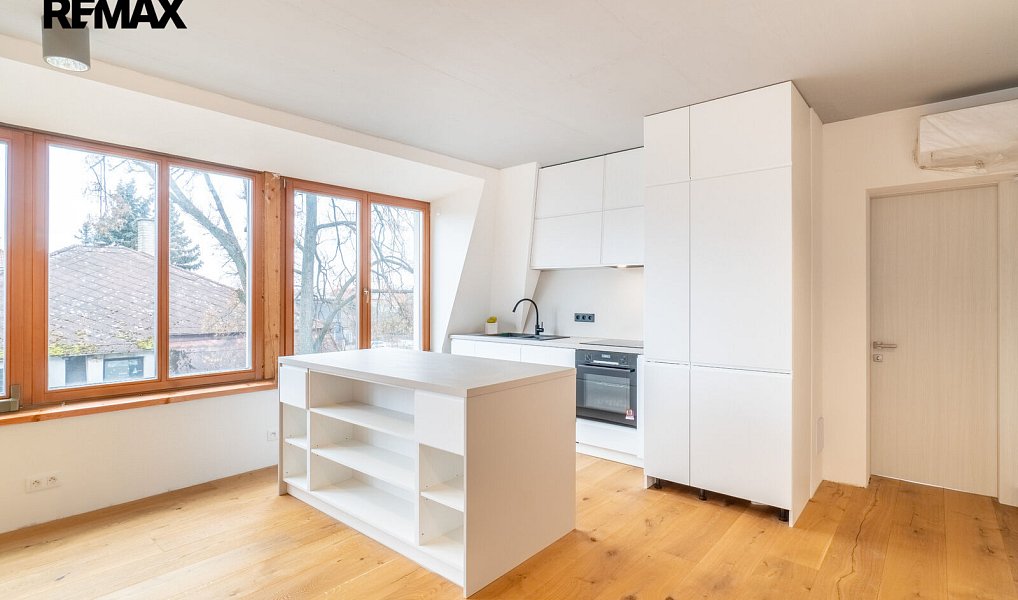 Pronájem bytu 5+kk 136 m², Praha – náhled fotky 2
