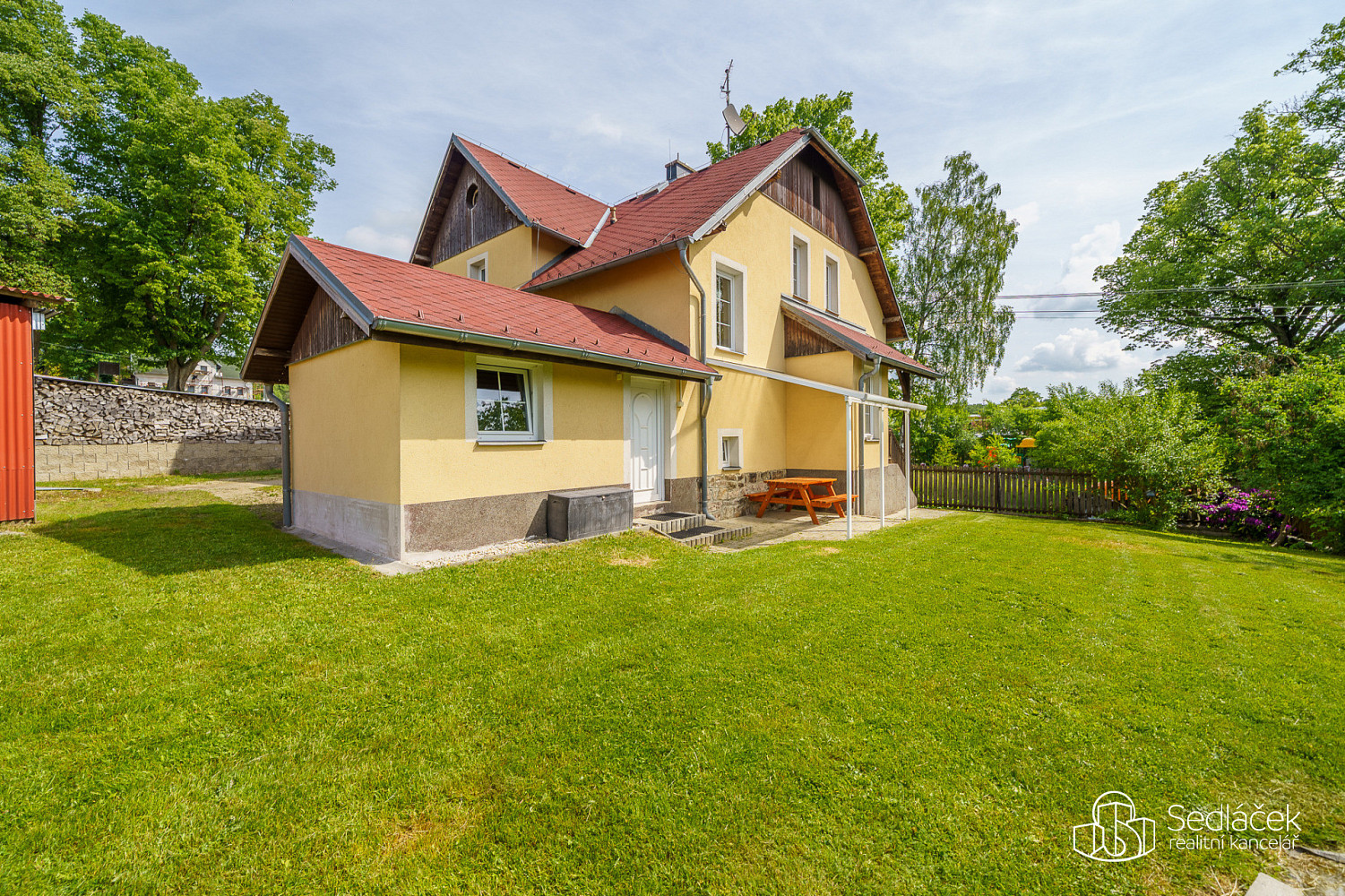 Prodej komerčního objektu (jiného typu) 180 m²