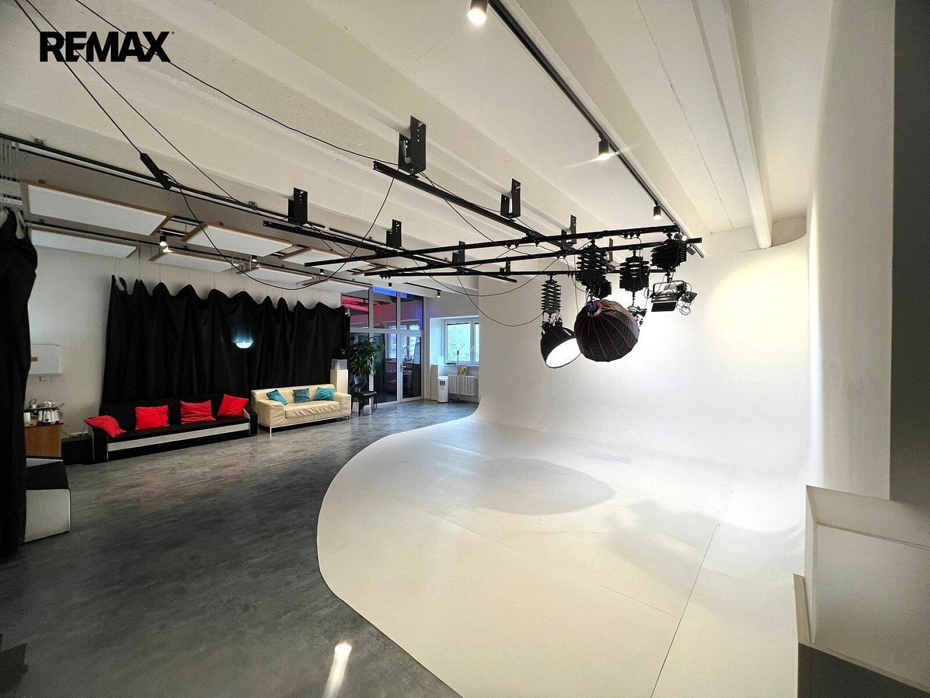 Pronájem komerčního objektu (jiného typu) 150 m² – fotografie 2