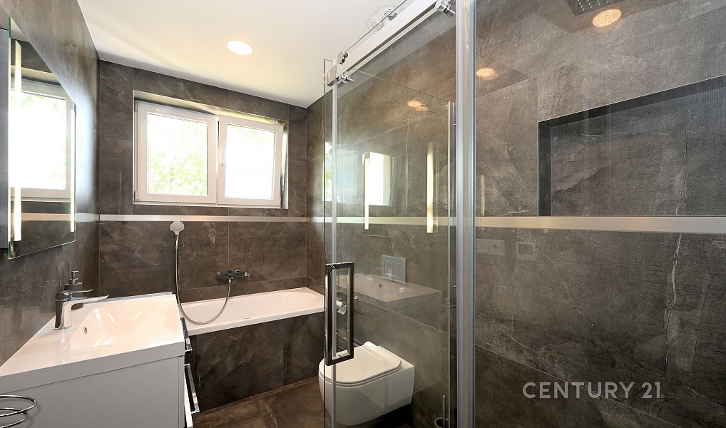 Prodej domu 243 m² s pozemkem 850 m², Květnice – náhled fotky 22