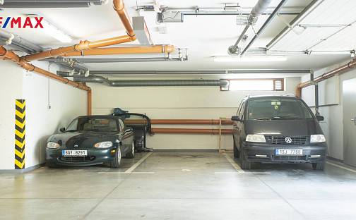 Garážové stání k prodeji ve Štěrboholích, Laudonova, Praha 10 - Štěrboholy