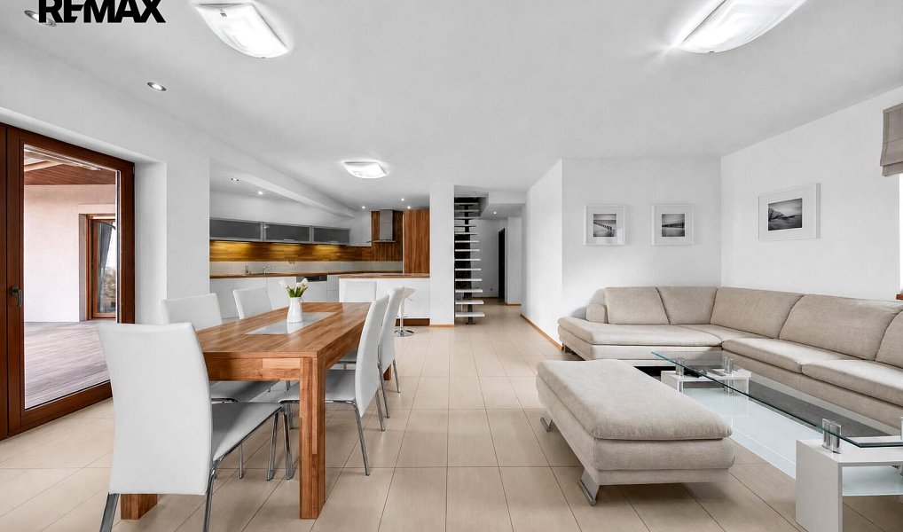 Prodej domu 252 m² s pozemkem 1 767 m², Holasovice – náhled fotky 9