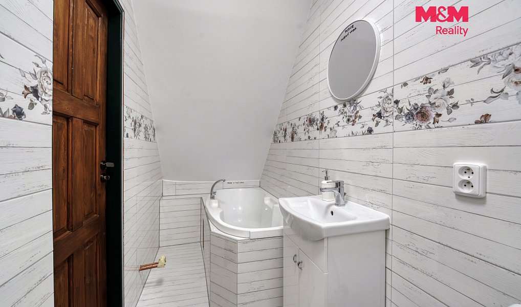 Prodej ubytovacího objektu 359 m², Strážov – náhled fotky 28