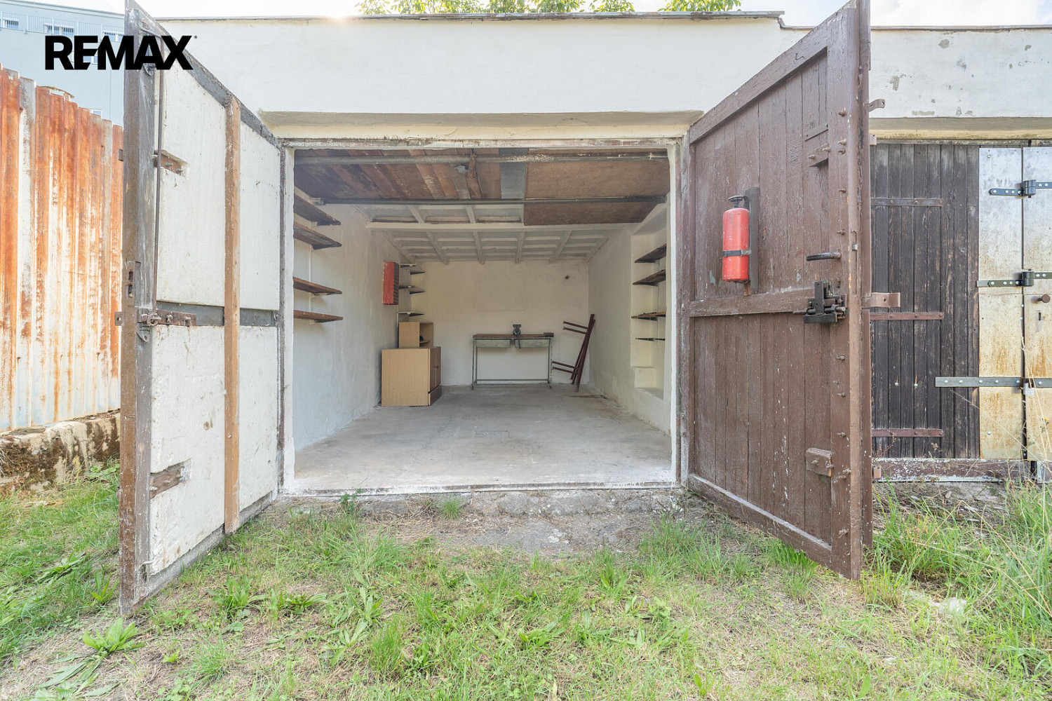 Prodej zděné garáže 21 m2 - Praha 9, Kbely, u Železnobrodské ulice parkování, sklad i investice – fotografie 2