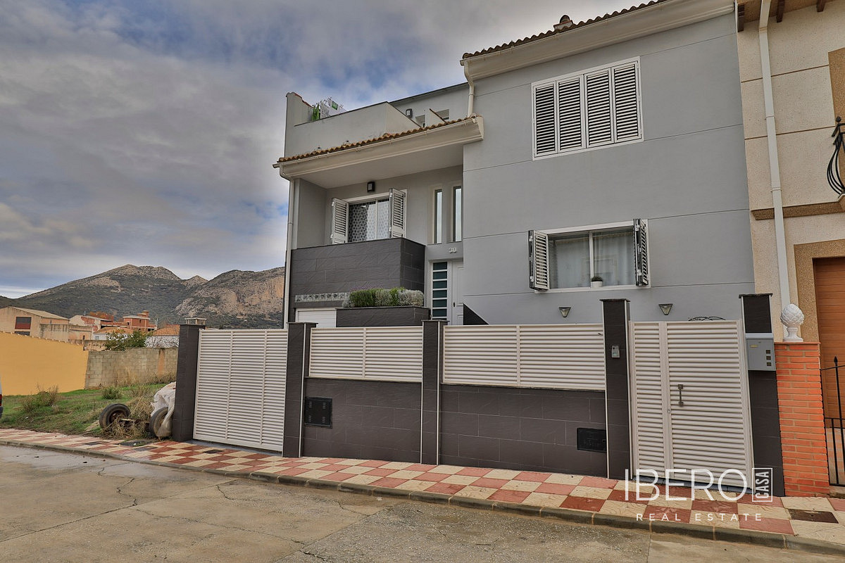 Prodej domu 220 m² s pozemkem 210 m²