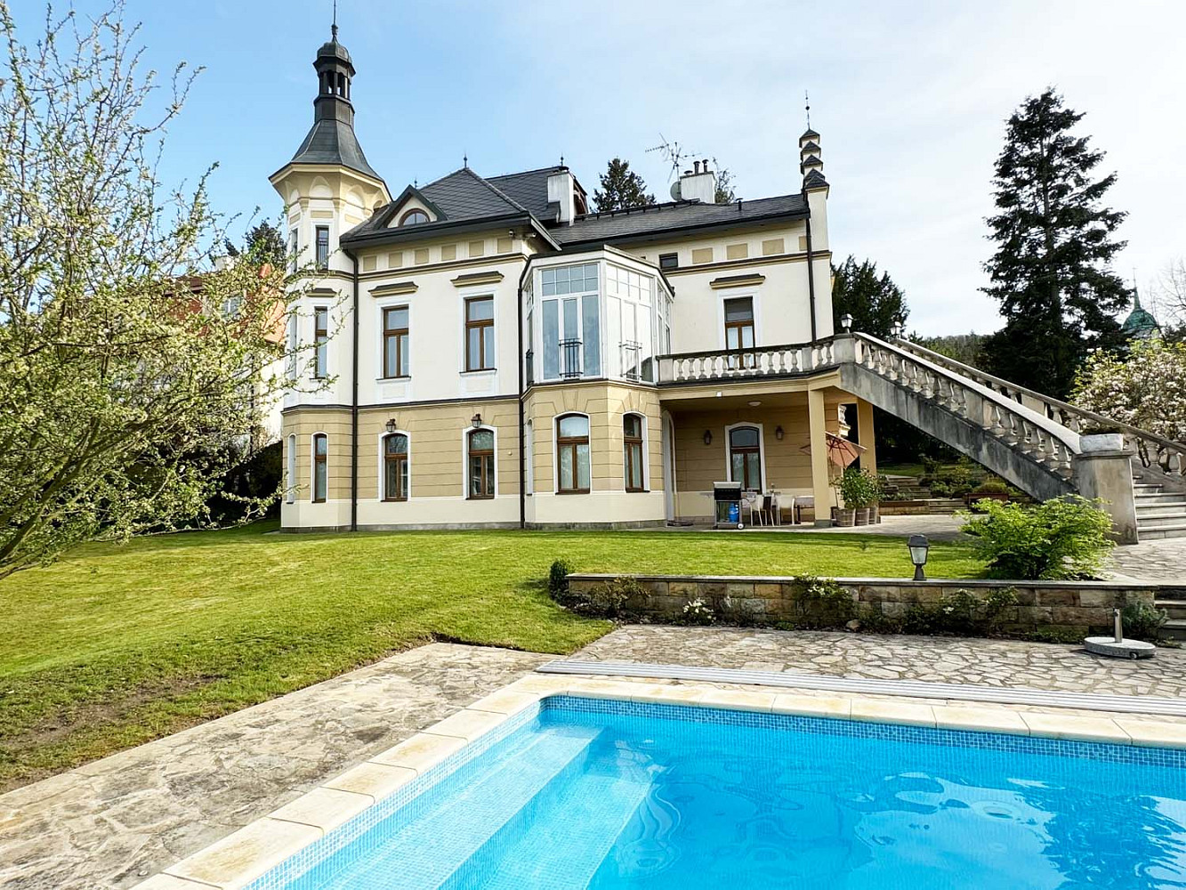 Prodej vily 581 m² s pozemkem 2 105 m² – fotografie 3