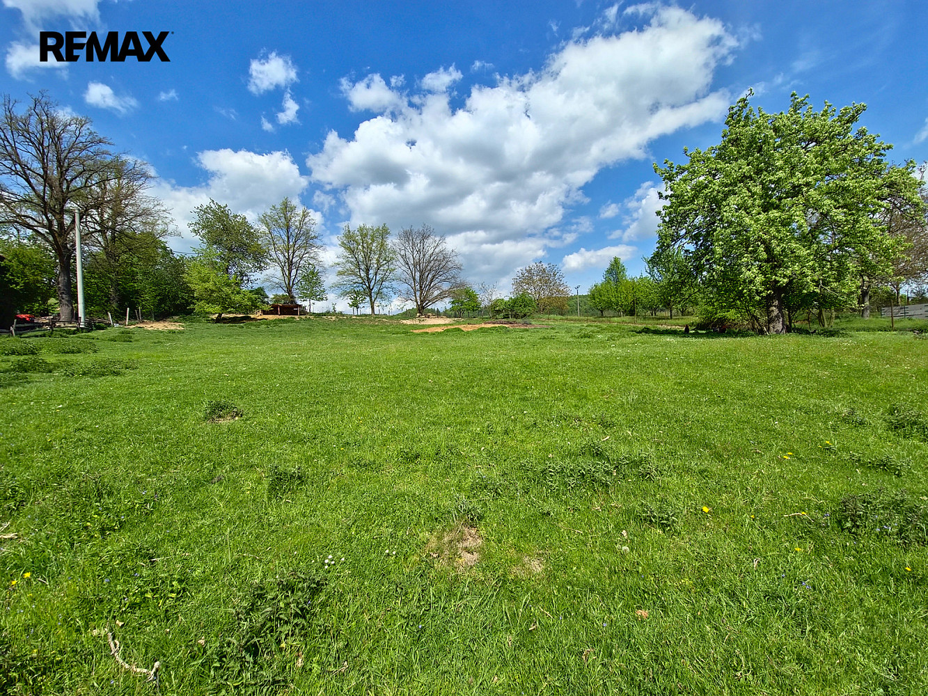 Prodej stavebního pozemku 1 384 m²
