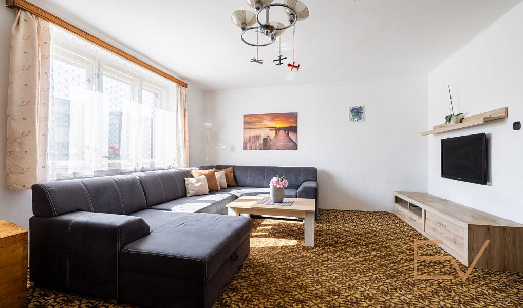 Prodej domu 216 m² s pozemkem 681 m², Nové Strašecí – náhled fotky 2