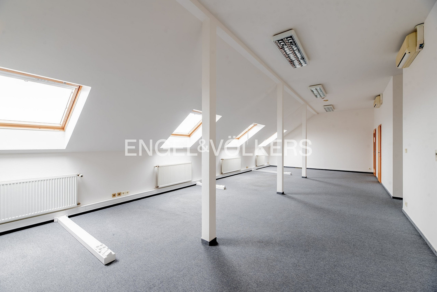 Pronájem kanceláře 132 m² – pohled 3