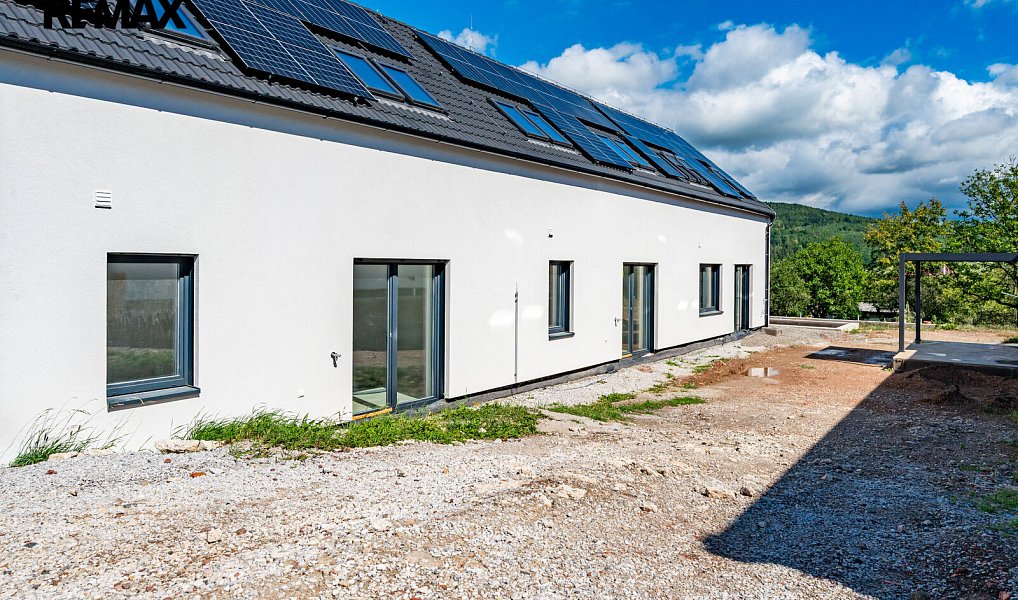 Prodej bytu 4+kk 90 m², Jince – náhled fotky 26