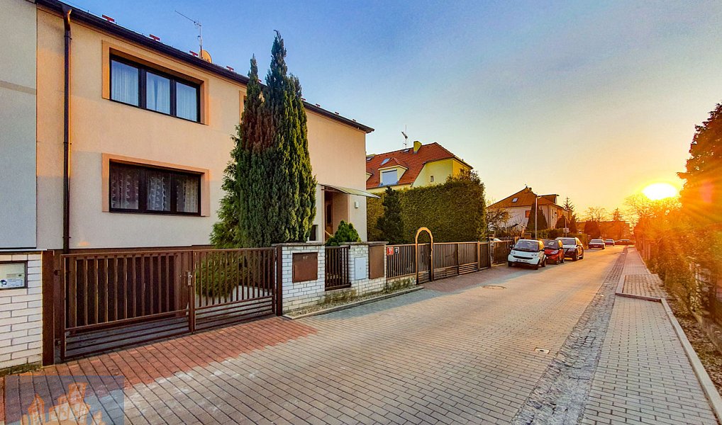 Pronájem domu 570 m² s pozemkem 483 m², Praha – náhled fotky 2